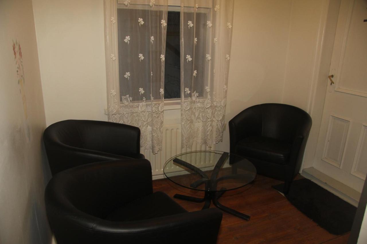 אקורירי Gula Villan Guesthouse מראה חיצוני תמונה